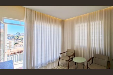 Sala de casa à venda com 3 quartos, 180m² em Sagrada Família, Belo Horizonte