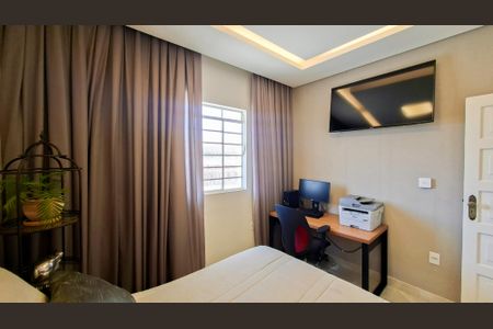 Quarto 1 de casa à venda com 3 quartos, 180m² em Sagrada Família, Belo Horizonte