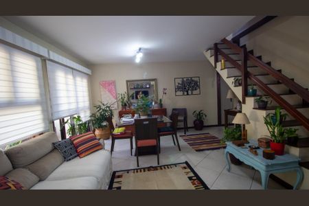 Casa de condomínio à venda com 191m², 4 quartos e 3 vagasSala