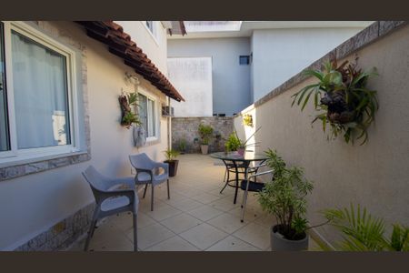 Casa de condomínio à venda com 191m², 4 quartos e 3 vagasQuintal