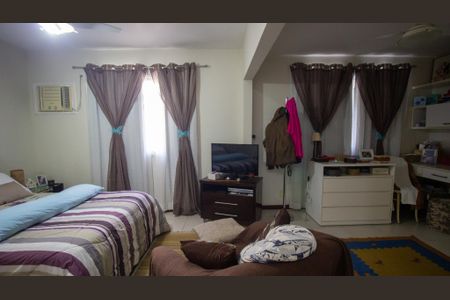 Casa de condomínio à venda com 191m², 4 quartos e 3 vagasSuite