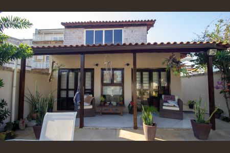 Casa de condomínio à venda com 191m², 4 quartos e 3 vagasQuintal