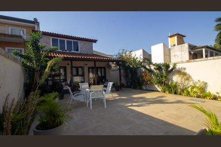 Casa de condomínio à venda com 191m², 4 quartos e 3 vagasQuintal