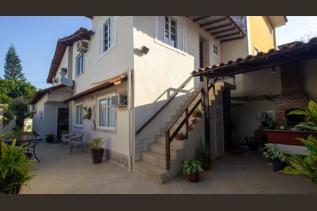 Casa de condomínio à venda com 191m², 4 quartos e 3 vagasQuintal