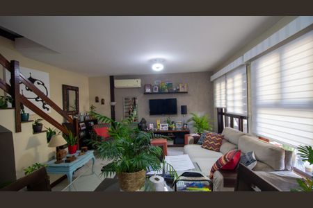 Casa de condomínio à venda com 191m², 4 quartos e 3 vagasSala