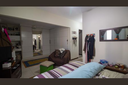 Casa de condomínio à venda com 191m², 4 quartos e 3 vagasSuite