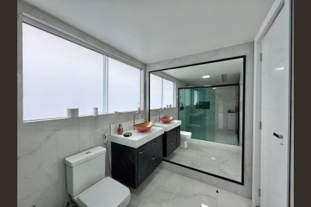 Casa de condomínio para alugar com 400m², 5 quartos e 2 vagas Casa de condomínio para alugar com 400m², 5 quartos e 2 vagasBanheiro da Suíte 1