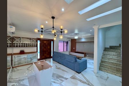 Sala de casa de condomínio para alugar com 5 quartos, 400m² em Recreio dos Bandeirantes, Rio de Janeiro