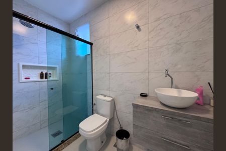 Casa de condomínio para alugar com 400m², 5 quartos e 2 vagas Casa de condomínio para alugar com 400m², 5 quartos e 2 vagasBanheiro da Suíte 2