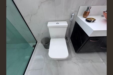 Casa de condomínio para alugar com 400m², 5 quartos e 2 vagas Casa de condomínio para alugar com 400m², 5 quartos e 2 vagasBanheiro da Suíte 1