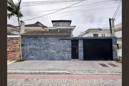 Casa de condomínio para alugar com 400m², 5 quartos e 2 vagas Casa de condomínio para alugar com 400m², 5 quartos e 2 vagasFachada