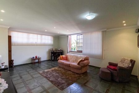 Casa à venda com 341m², 4 quartos e 5 vagas Casa à venda com 341m², 4 quartos e 5 vagasSala 3