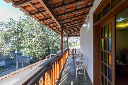 Casa à venda com 341m², 4 quartos e 5 vagas Casa à venda com 341m², 4 quartos e 5 vagasVaranda