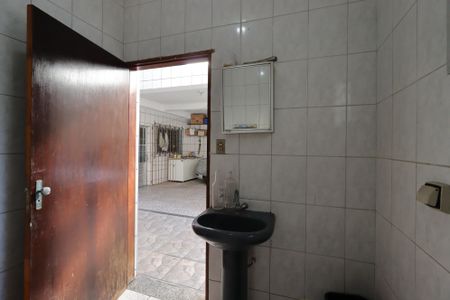 Casa à venda com 220m², 2 quartos e 4 vagasBanheiro do Quintal