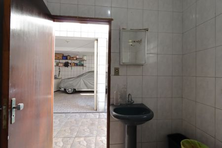 Casa à venda com 220m², 2 quartos e 4 vagasBanheiro do Quintal