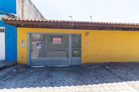 Casa à venda com 250m², 3 quartos e 3 vagas Casa à venda com 250m², 3 quartos e 3 vagasFachada