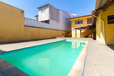 Casa à venda com 250m², 3 quartos e 3 vagas Casa à venda com 250m², 3 quartos e 3 vagasPiscina