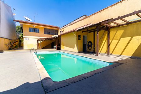Casa à venda com 250m², 3 quartos e 3 vagas Casa à venda com 250m², 3 quartos e 3 vagasPiscina