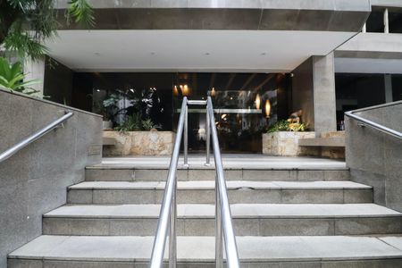 Apartamento para alugar com 230m², 4 quartos e 2 vagas Apartamento para alugar com 230m², 4 quartos e 2 vagasFachada