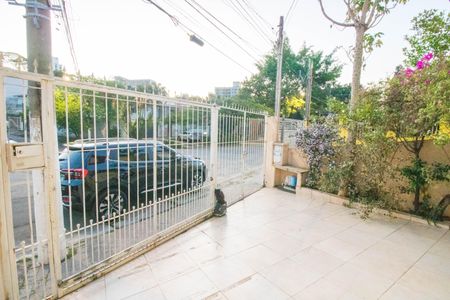 Casa à venda com 140m², 3 quartos e 3 vagas Casa à venda com 140m², 3 quartos e 3 vagasVaranda