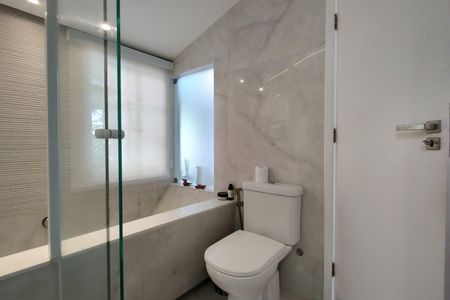 Casa para alugar com 500m², 3 quartos e 4 vagas Casa para alugar com 500m², 3 quartos e 4 vagasBanheiro da Suíte 2