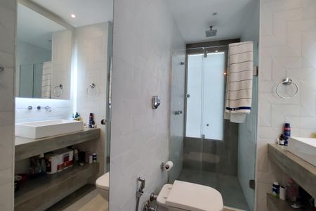 Casa para alugar com 500m², 3 quartos e 4 vagas Casa para alugar com 500m², 3 quartos e 4 vagasBanheiro da Suíte 1