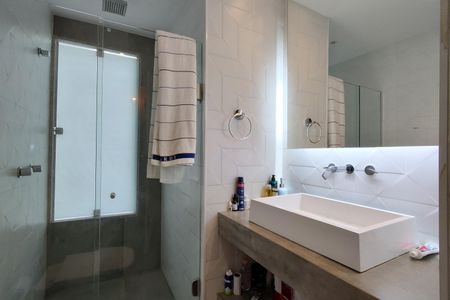 Casa para alugar com 500m², 3 quartos e 4 vagas Casa para alugar com 500m², 3 quartos e 4 vagasBanheiro da Suíte 1