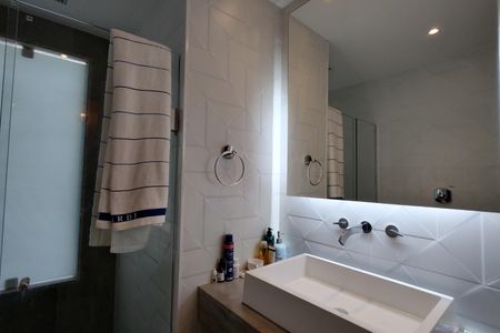 Casa para alugar com 500m², 3 quartos e 4 vagas Casa para alugar com 500m², 3 quartos e 4 vagasBanheiro da Suíte 1