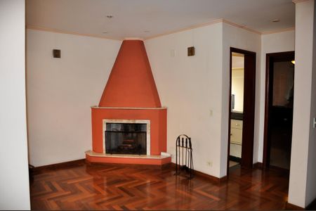 Casa à venda com 414m², 3 quartos e 4 vagasSala com Lareira