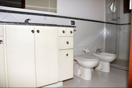 Casa à venda com 414m², 3 quartos e 4 vagasBanheiro da Suíte 2