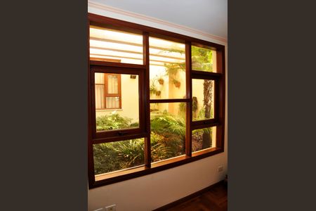 Casa à venda com 414m², 3 quartos e 4 vagasSala com Lareira - Jardim de Inverno