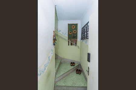 Casa à venda com 135m², 2 quartos e 2 vagas Casa à venda com 135m², 2 quartos e 2 vagasEscada