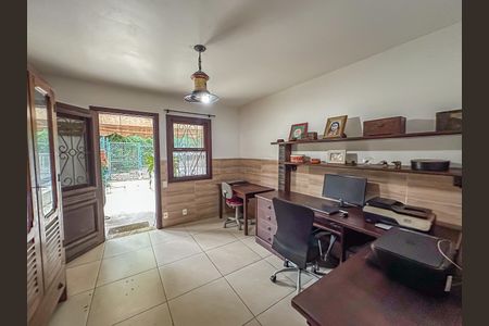 Casa à venda com 450m², 4 quartos e 4 vagas Casa à venda com 450m², 4 quartos e 4 vagasEscritório