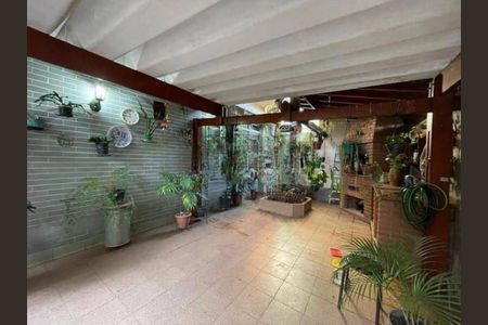 Casa à venda com 244m², 3 quartos e 4 vagas Casa à venda com 244m², 3 quartos e 4 vagasFoto 01