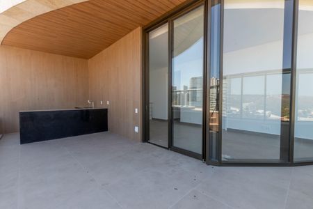 Apartamento à venda com 231m², 4 quartos e 3 vagas Apartamento à venda com 231m², 4 quartos e 3 vagasTerraço