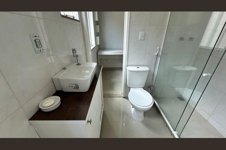 Casa de condomínio à venda com 160m², 3 quartos e 2 vagas Casa de condomínio à venda com 160m², 3 quartos e 2 vagasBanheiro da Semi Suíte 1 e 2