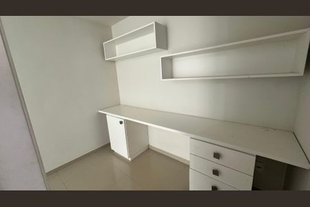 Casa de condomínio à venda com 160m², 3 quartos e 2 vagas Casa de condomínio à venda com 160m², 3 quartos e 2 vagasHall