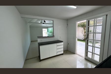 Casa de condomínio à venda com 160m², 3 quartos e 2 vagas Casa de condomínio à venda com 160m², 3 quartos e 2 vagasCozinha