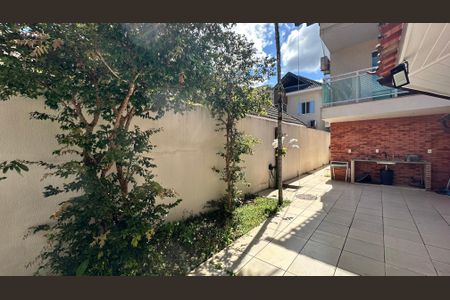 Casa de condomínio à venda com 160m², 3 quartos e 2 vagas Casa de condomínio à venda com 160m², 3 quartos e 2 vagasQuintal