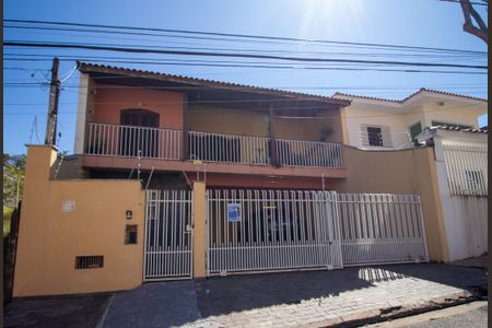 Casa para alugar com 250m², 4 quartos e 3 vagas Casa para alugar com 250m², 4 quartos e 3 vagasFachada