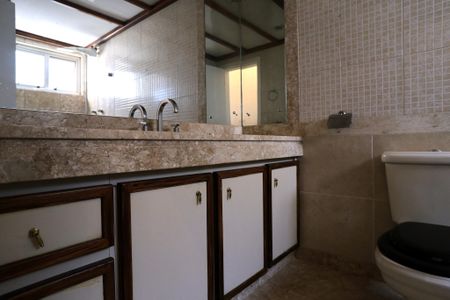 Apartamento à venda com 211m², 4 quartos e 2 vagasBanheiro da Suíte