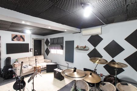 Casa à venda com 245m², 5 quartos e 6 vagas Casa à venda com 245m², 5 quartos e 6 vagasÁrea comum - Salão