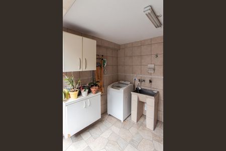 Casa à venda com 245m², 5 quartos e 6 vagas Casa à venda com 245m², 5 quartos e 6 vagasÁrea de Serviço