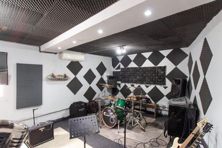 Casa à venda com 245m², 5 quartos e 6 vagas Casa à venda com 245m², 5 quartos e 6 vagasÁrea comum - Salão