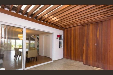 Casa à venda com 353m², 2 quartos e 5 vagas