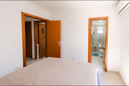 Apartamento à venda com 154m², 3 quartos e 2 vagas Apartamento à venda com 154m², 3 quartos e 2 vagasSuíte