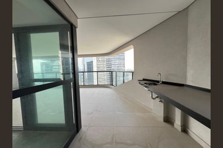 Apartamento à venda com 229m², 4 quartos e 4 vagas Apartamento à venda com 229m², 4 quartos e 4 vagasVaranda