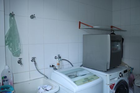 Casa de condomínio para alugar com 458m², 4 quartos e 4 vagasÁrea de Serviço