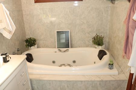 Casa de condomínio para alugar com 458m², 4 quartos e 4 vagasBanheiro da Suíte 1