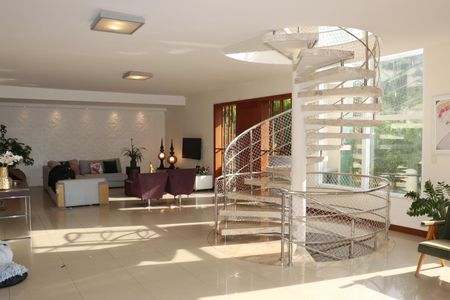 Casa de condomínio para alugar com 458m², 4 quartos e 4 vagasSala